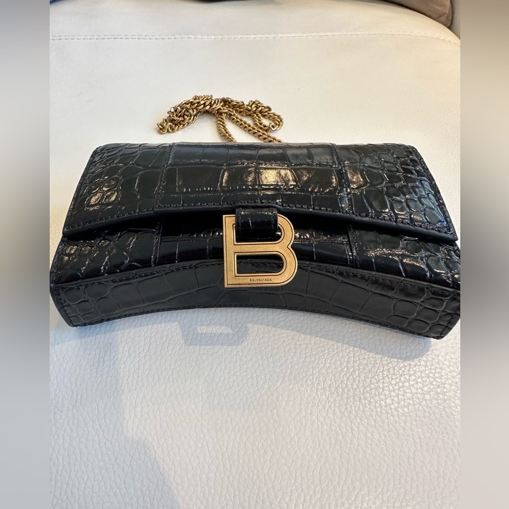 BALENCIAGA
Shiny Calfskin Crocodile Embossed Hourglass Chain Bag Black